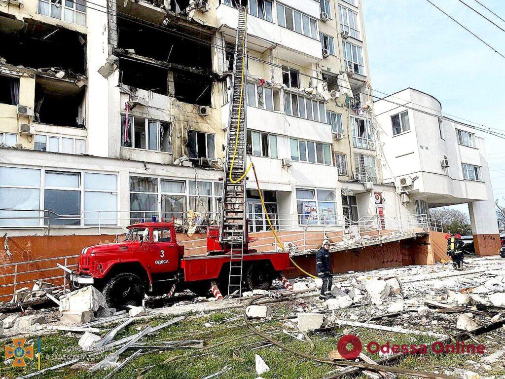 Ракетный удар по Одессе: спасатели ликвидировали пожар в жилом комплексе, количество погибших возросло (фото, видео)