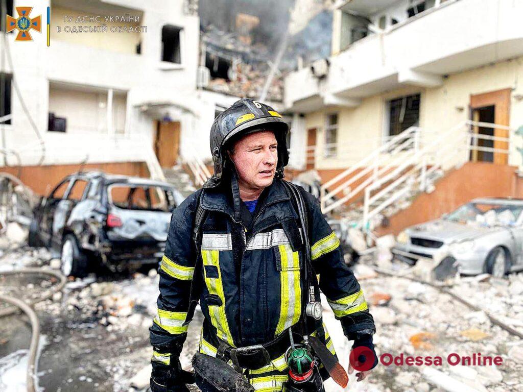 Ракетный удар по Одессе: спасатели ликвидировали пожар в жилом комплексе, количество погибших возросло (фото, видео)