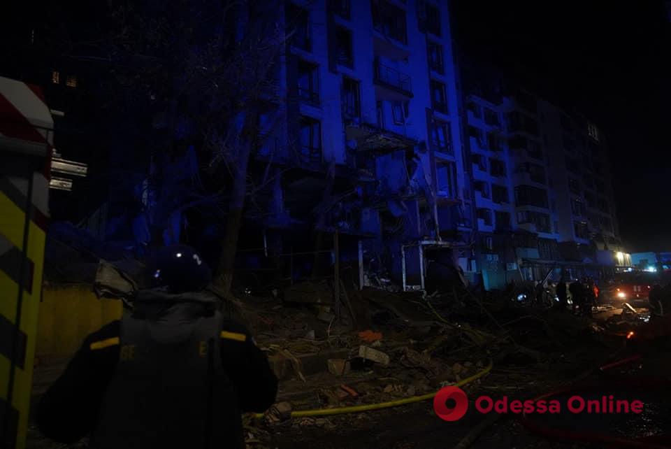 Ракетный обстрел Киева: частично разрушен жилой дом, число пострадавших возросло до 10 (фото)