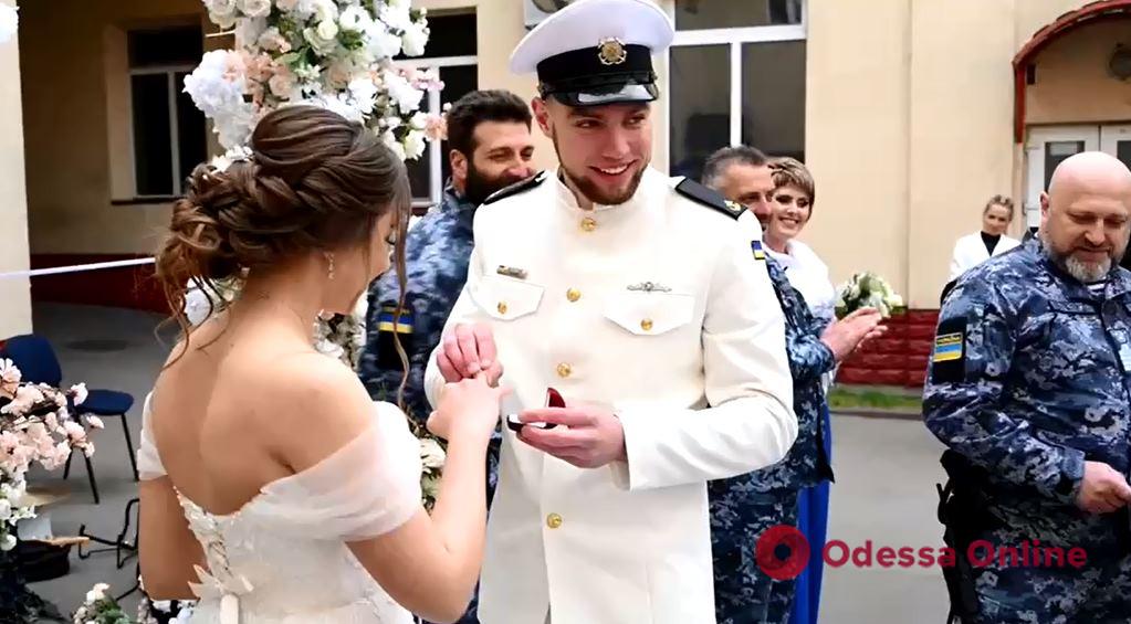 В Одессе сыграли первые свадьбы по законам военного времени (видео)