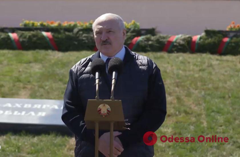 Лукашенко поблагодарил Бога за то, что в Беларуси диктатура (видео)