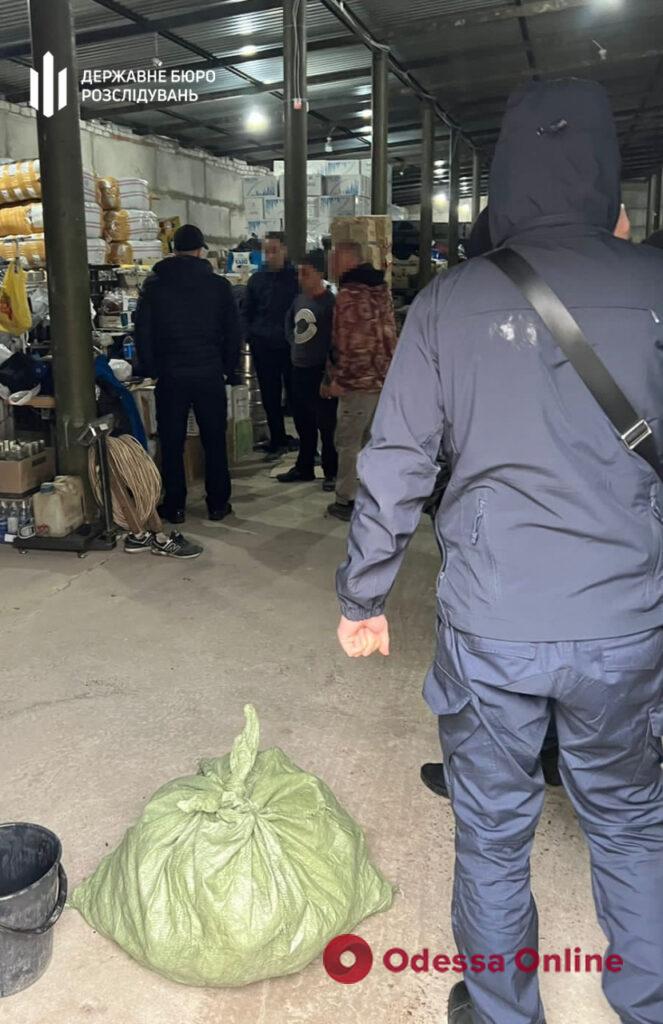 В Одессе незаконно продали крупную партию конфискованных сигарет, которую должны были передать на нужды армии