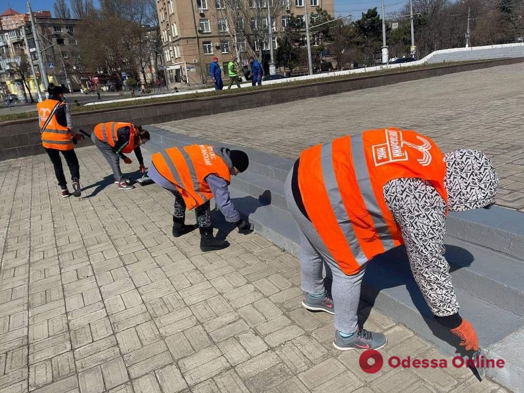 Одесские коммунальщики навели порядок на площади 10 Апреля