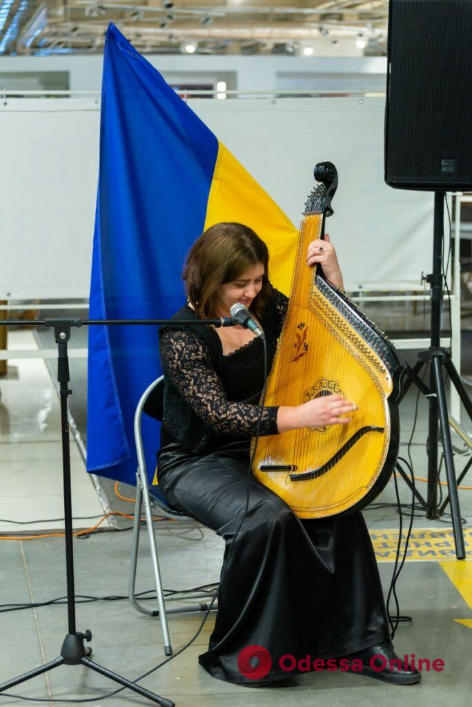 «Творческая сила»: одесские музыканты подарили концерт волонтерам города