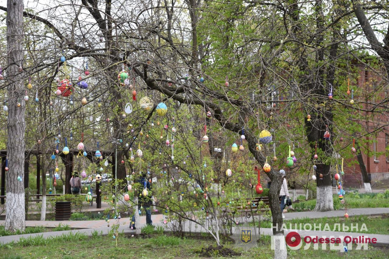Ювенальные полицейские вместе с юными одесситами украсили пасхальные деревья (фото)