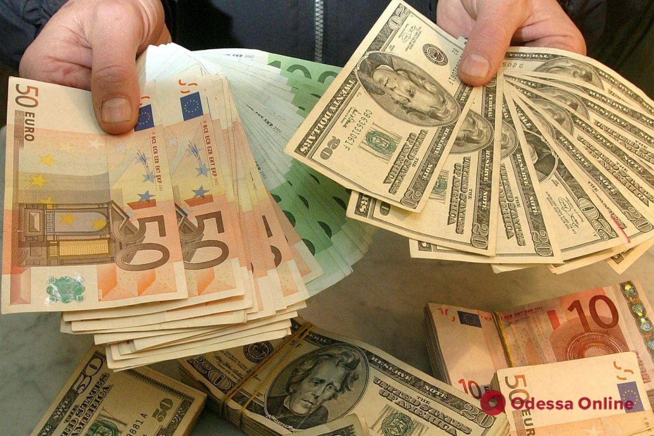 Нацбанк Украины разрешил населению покупать наличную валюту