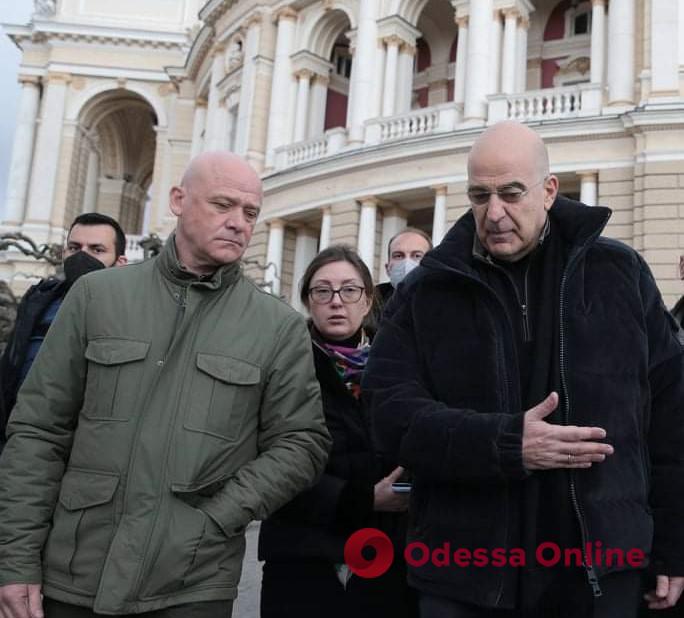 Одессу посетил министр иностранных дел Греции и передал гуманитарную помощь 
