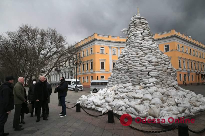 Одессу посетил министр иностранных дел Греции и передал гуманитарную помощь 