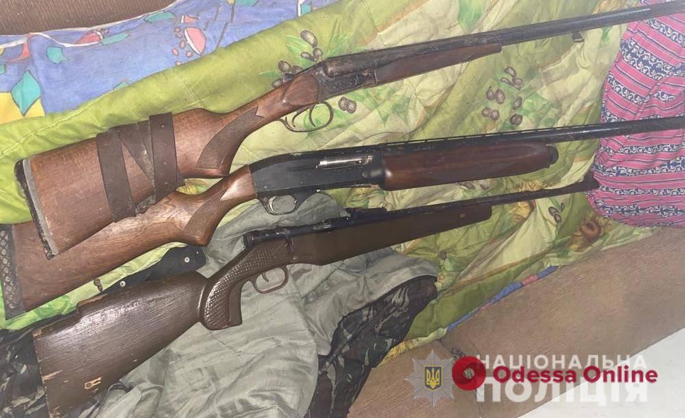 Ружье, винтовка, порох: житель Одесской области незаконно хранил у себя дома оружие