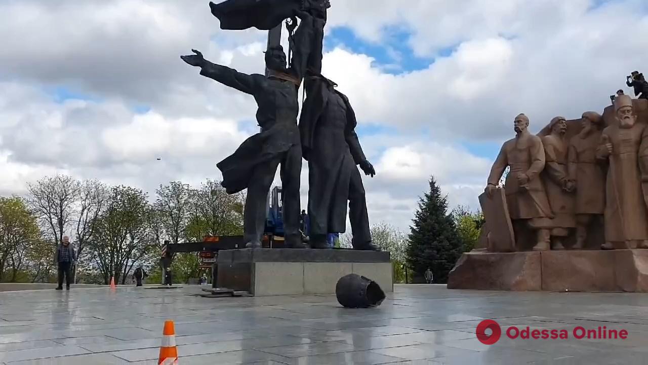В Киеве демонтировали скульптуру рабочих под Аркой дружбы народов