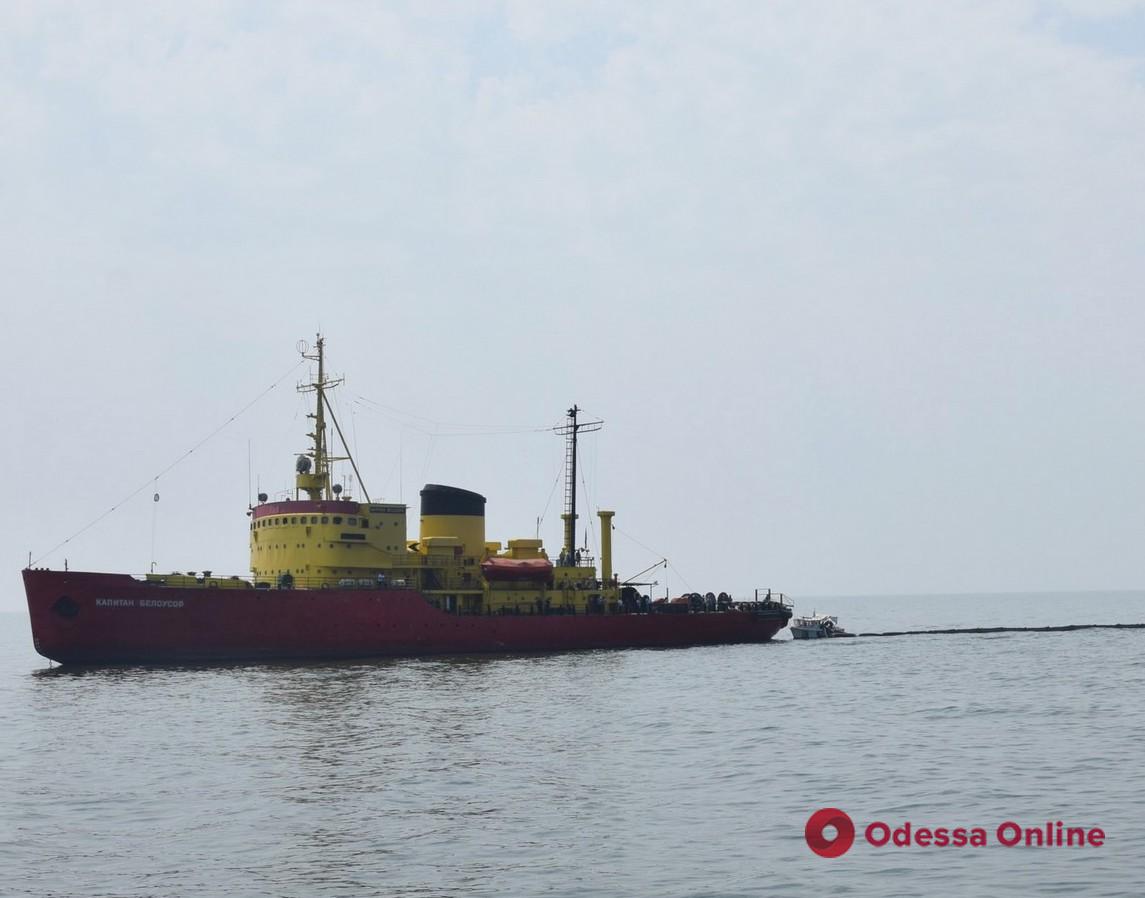 Рашисты обстреляли ледокол в порту Мариуполя: есть погибшие