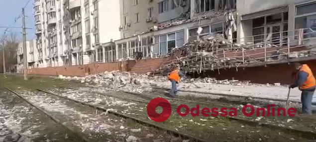Одесские коммунальщики убрали с рельсов обломки дома, в который попала ракета 