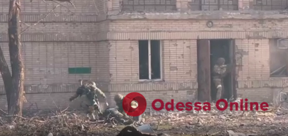 В сети опубликовали видео уличного боя в районе «Азовстали»: рашисты понесли потери