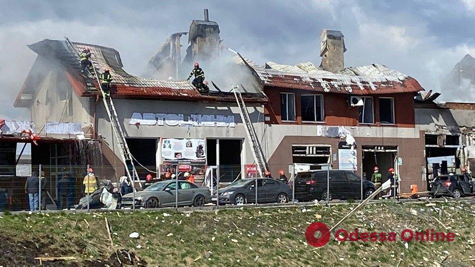 Ракетный обстрел Львова: спасатели ликвидировали пожар, который возник после удара оккупантов (видео)