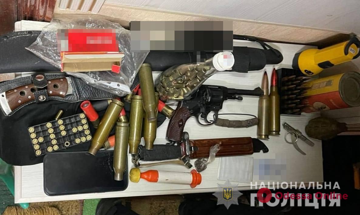 Полицейские задержали одессита, хранившего у себя дома револьвер, патроны и гранату