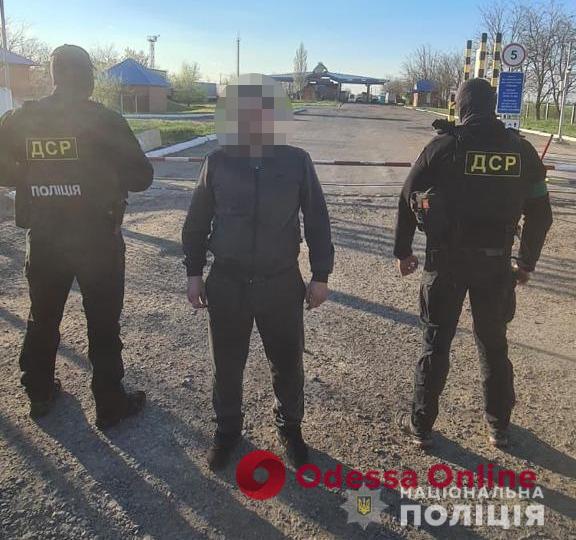 Одесские оперативники выдворили из Украины криминального авторитета, который может быть связан с российскими ворами в законе