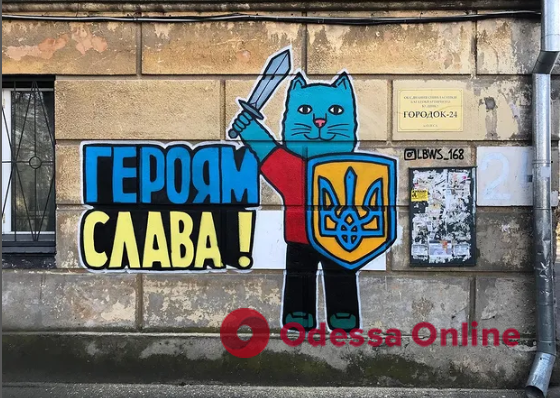 «Рисуем, чтобы поднимать людям настроение и боевой дух»: художники украшают Одессу патриотическими котами