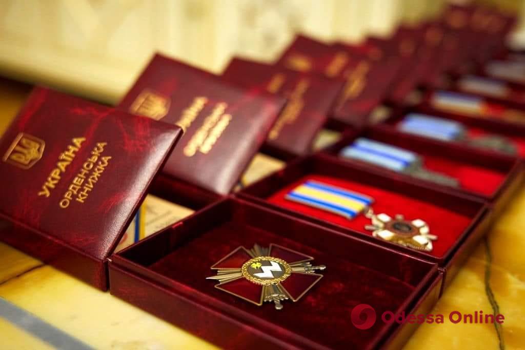 Владимир Зеленский наградил орденами и медалями 281 защитника Украины