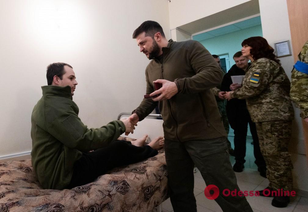 Зеленский посетил раненых пограничников и вручил им награды