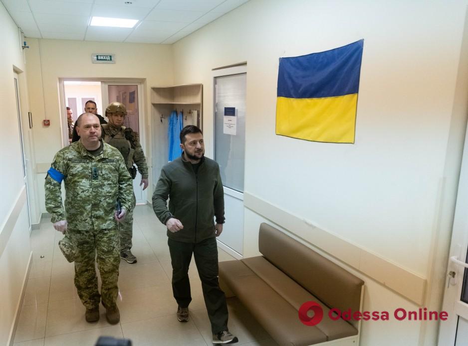 Зеленский посетил раненых пограничников и вручил им награды