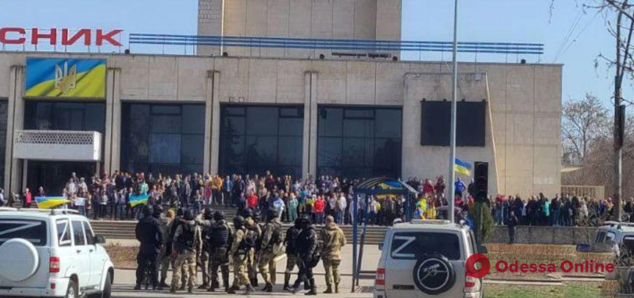 В центре Энергодара прозвучала серия взрывов во время мирного митинга украинцев