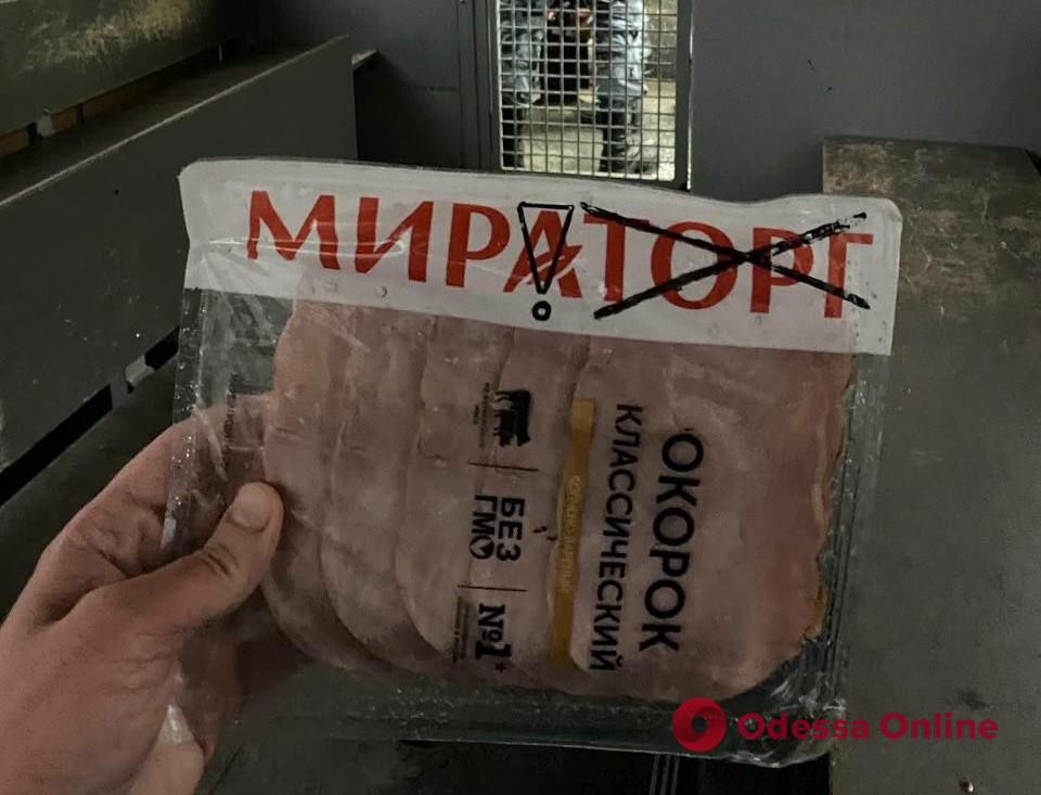 В Москве задержали мужчину за упаковку колбасы с надписью «Мир!»