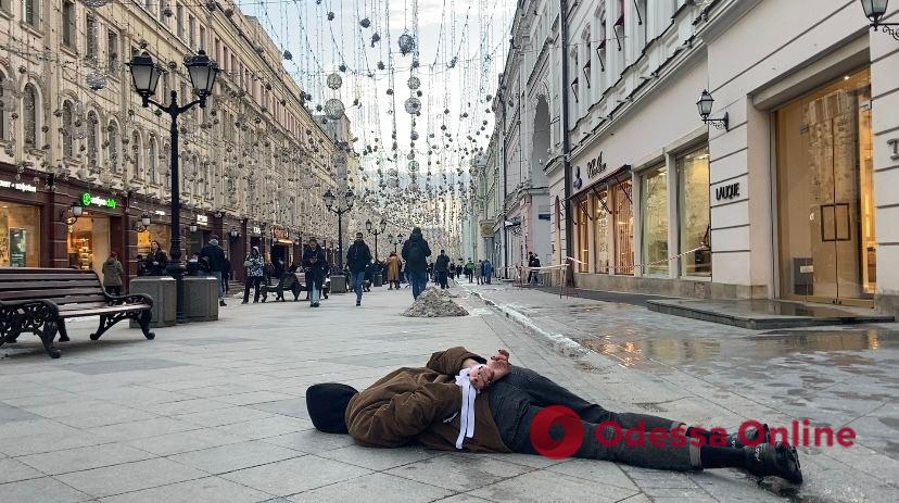 Лежал со связанными руками посреди улицы: в россии неизвестный провел акцию «Буча-Москва»