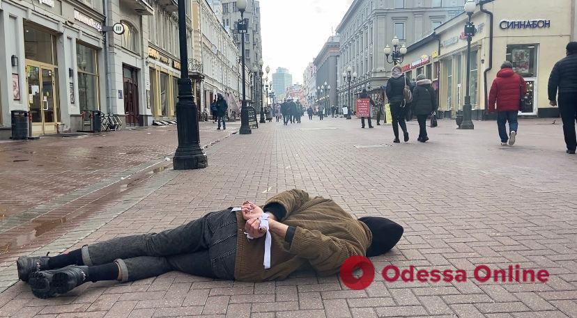 Лежал со связанными руками посреди улицы: в россии неизвестный провел акцию «Буча-Москва»