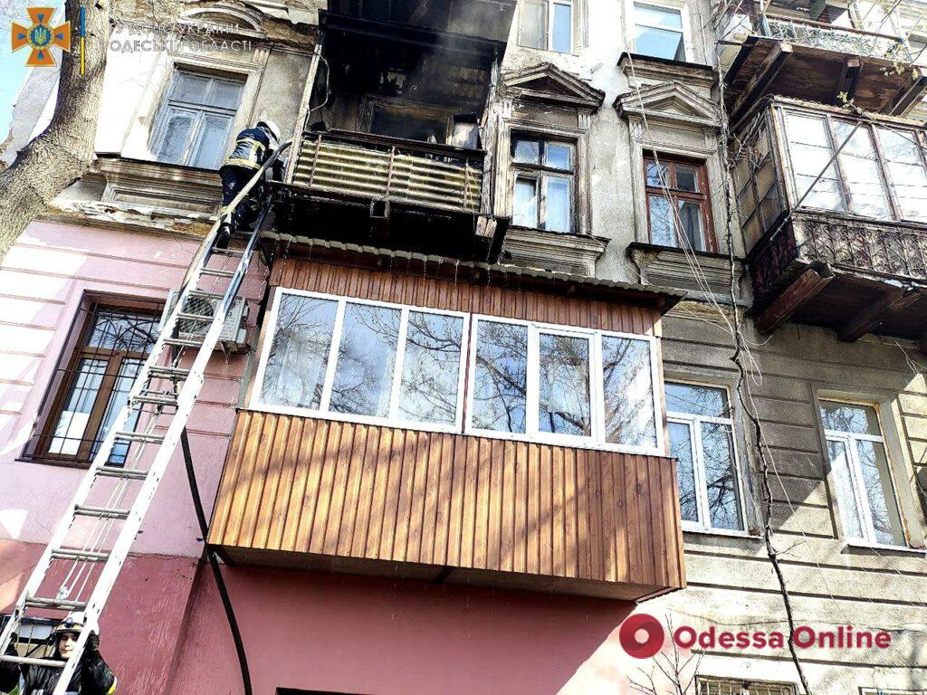 На улице Мечникова горела квартира: пожарные спасли двоих людей