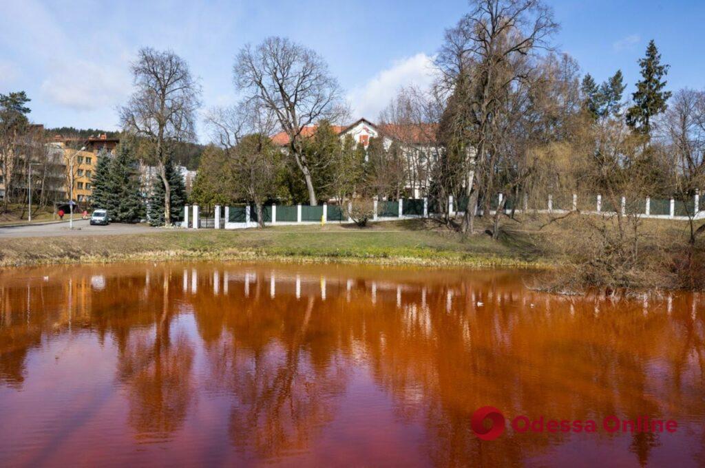 Пруд напротив посольства рф в столице Литвы окрасили в цвет крови