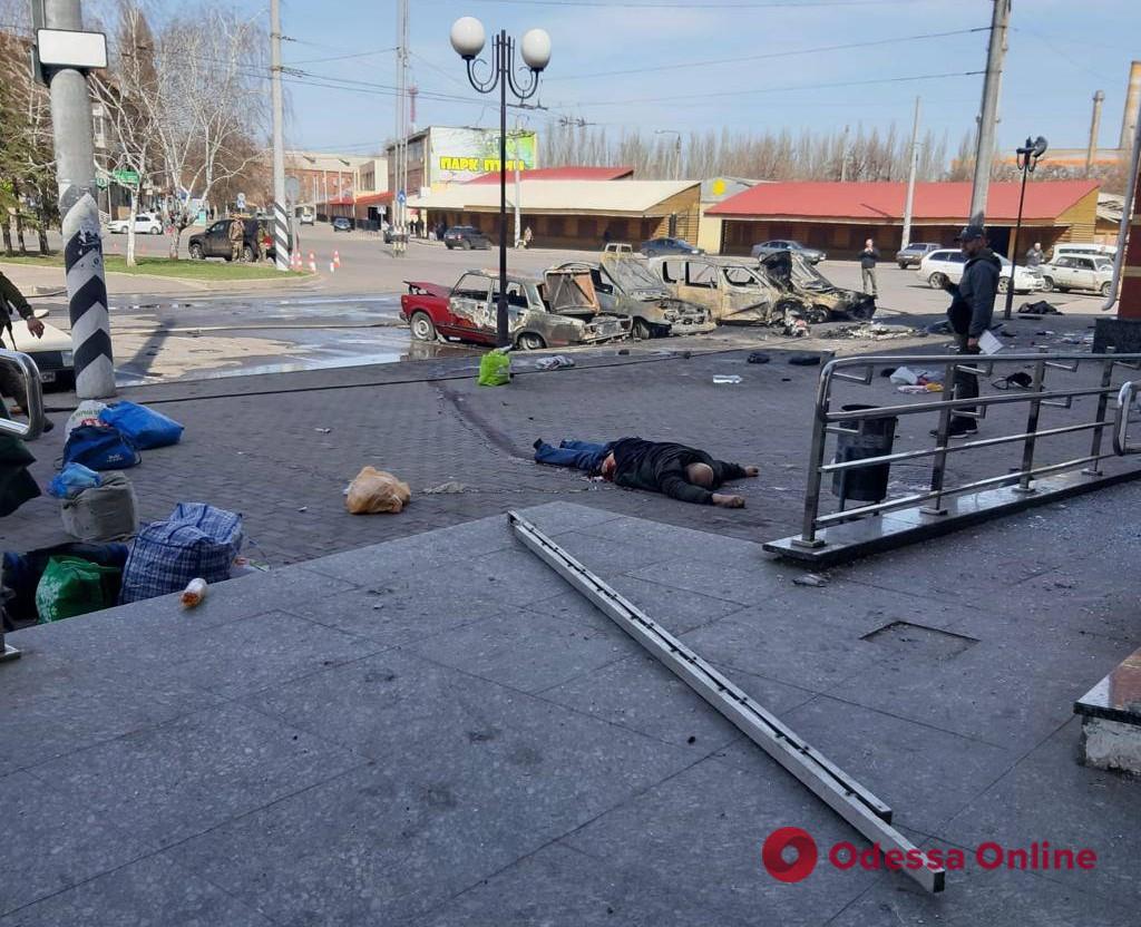 Рашисты нанесли удар по железнодорожному вокзалу Краматорска — есть погибшие и раненые (фото, видео 18+)