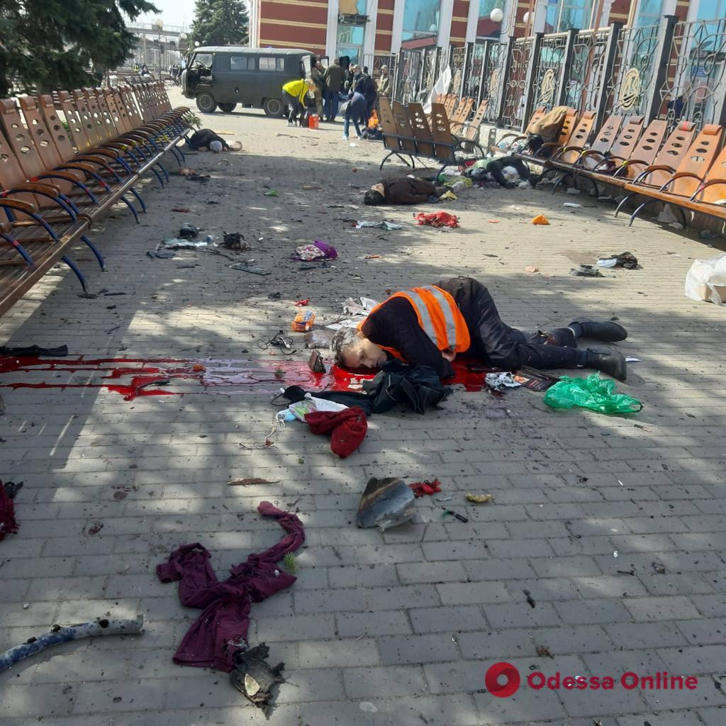Рашисты нанесли удар по железнодорожному вокзалу Краматорска — есть погибшие и раненые (фото, видео 18+)