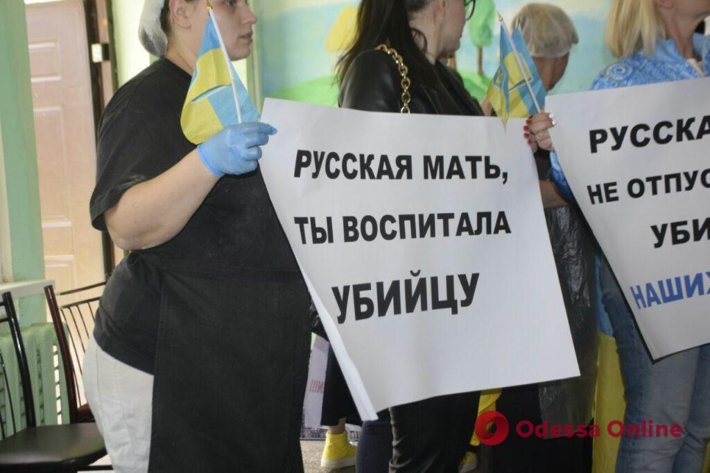 «Если вам нужны новые трусы, мы вам купим, зачем из-за них нас убивать?»: одесситки обратились к российским матерям (фото, видео)