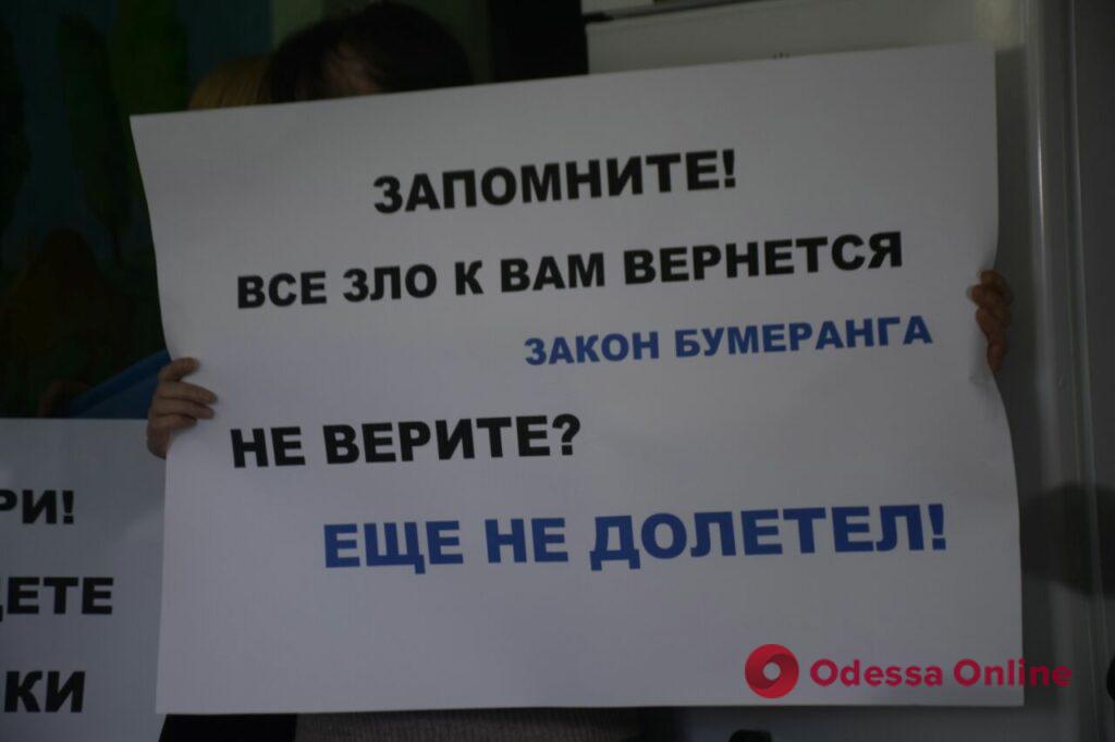 «Если вам нужны новые трусы, мы вам купим, зачем из-за них нас убивать?»: одесситки обратились к российским матерям (фото, видео)