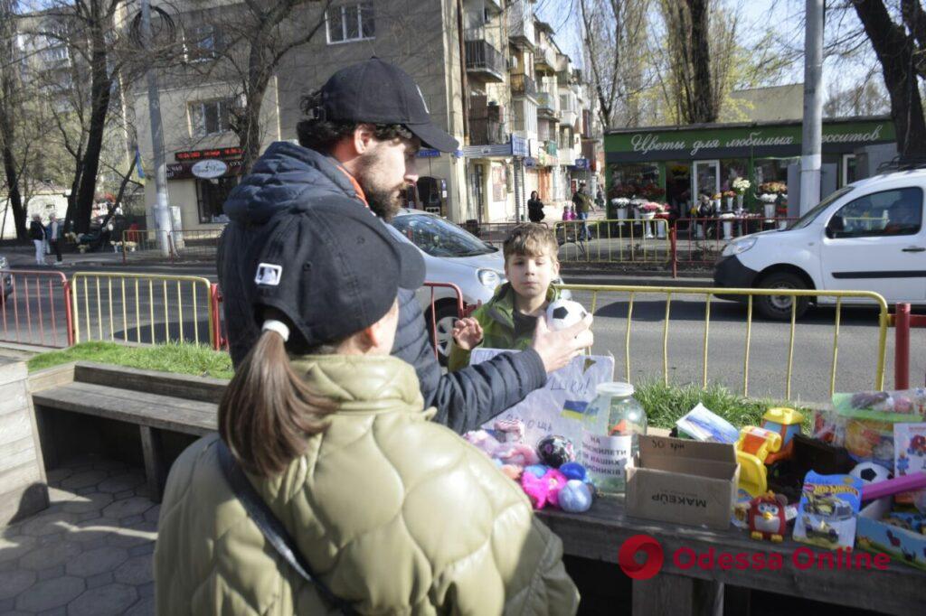 «На бронежилеты для наших защитников»: двое юных одесситов продают игрушки для помощи ВСУ