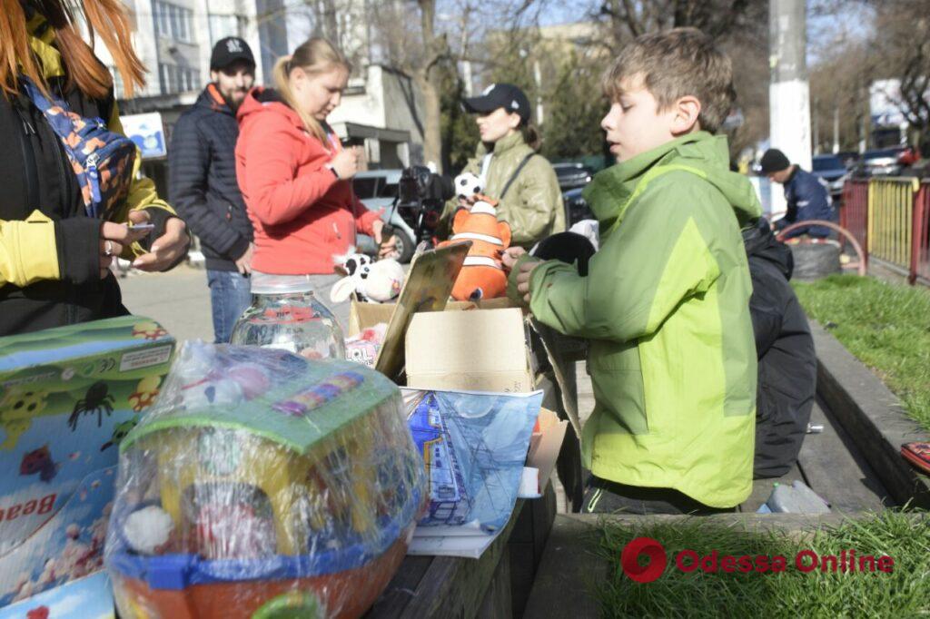 «На бронежилеты для наших защитников»: двое юных одесситов продают игрушки для помощи ВСУ