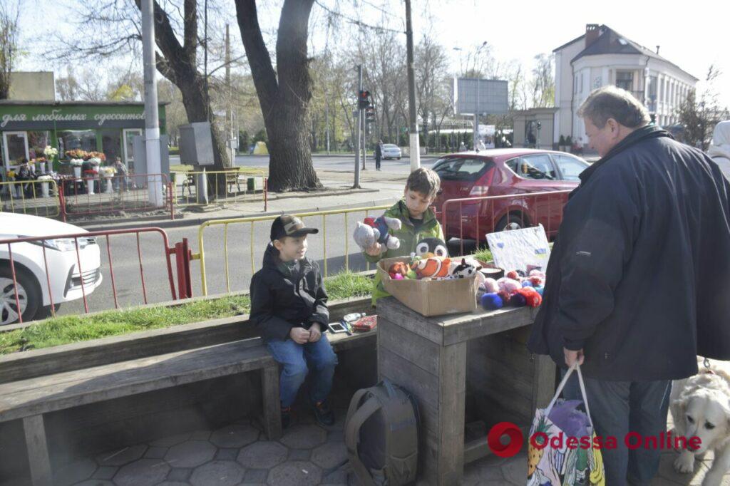 «На бронежилеты для наших защитников»: двое юных одесситов продают игрушки для помощи ВСУ