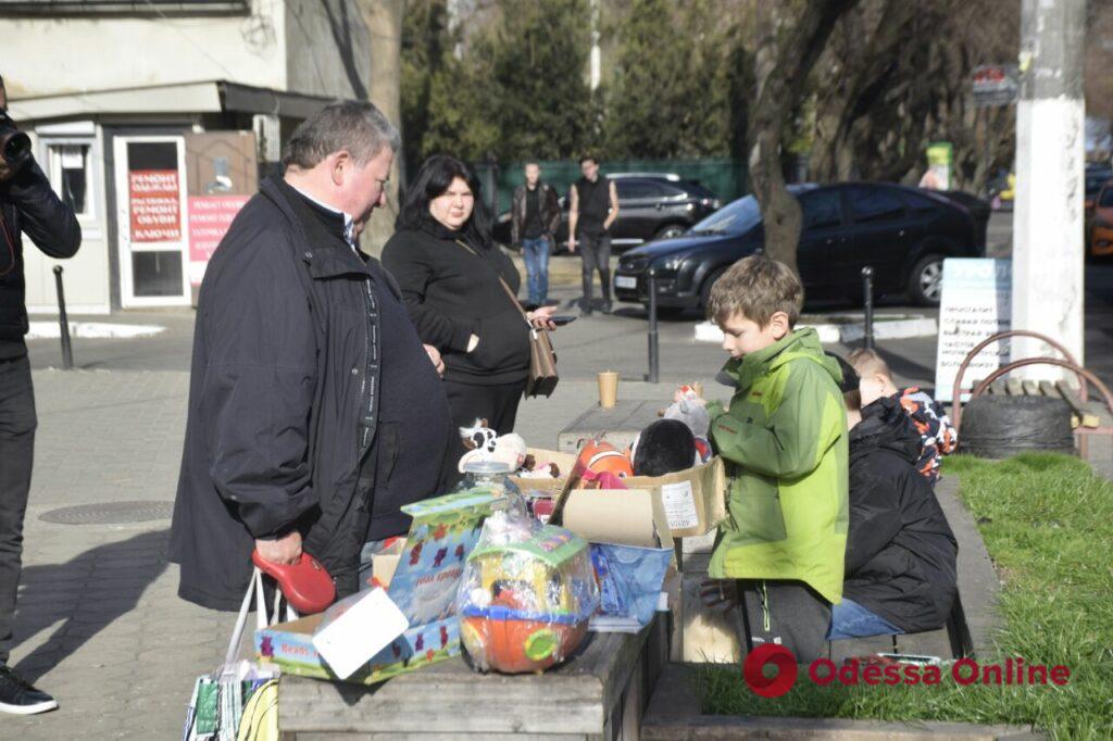 «На бронежилеты для наших защитников»: двое юных одесситов продают игрушки для помощи ВСУ