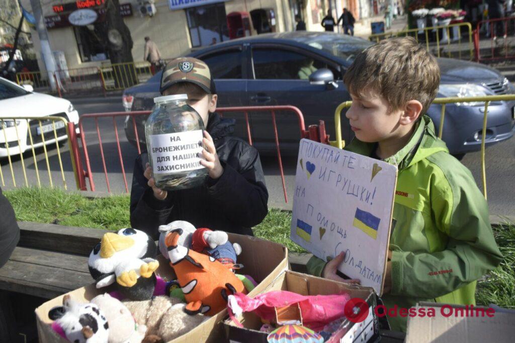 «На бронежилеты для наших защитников»: двое юных одесситов продают игрушки для помощи ВСУ