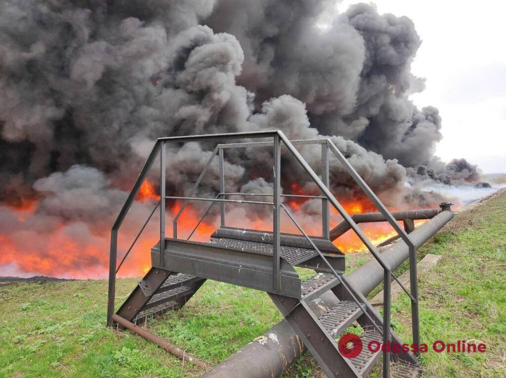 Российские оккупанты обстреляли Лисичанский нефтеперерабатывающий завод