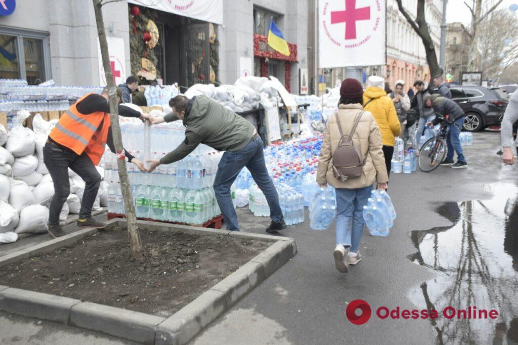 Одесситы массово собирают питьевую воду для Николаева