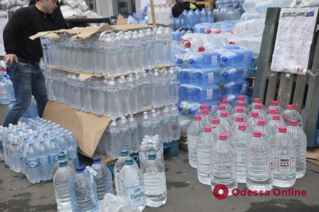 Одесситы массово собирают питьевую воду для Николаева