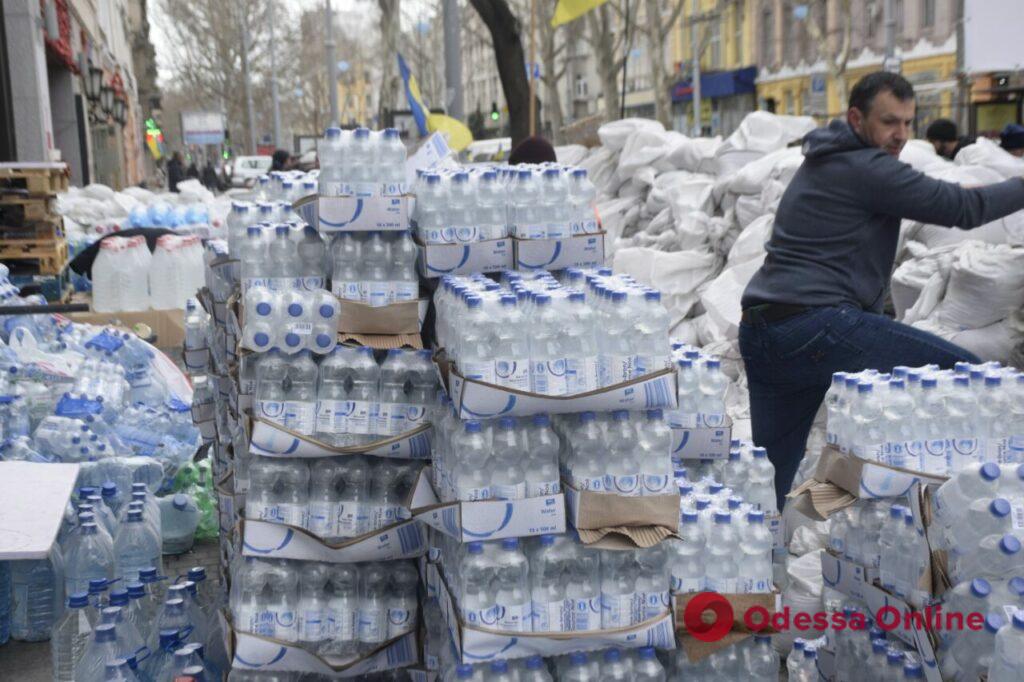 Одесситы массово собирают питьевую воду для Николаева