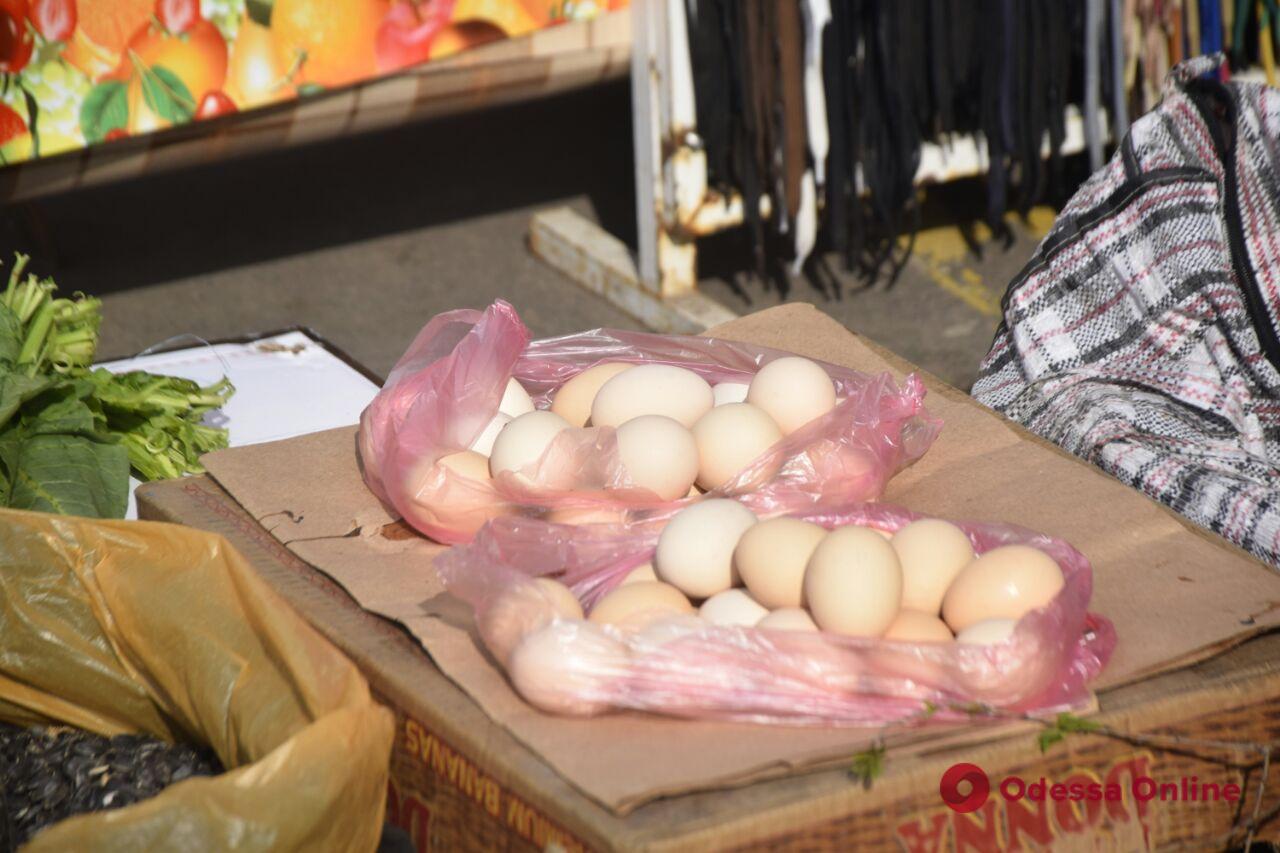 Паски, домашние яйца и молодая картошка: пятничные цены на одесском «Привозе»