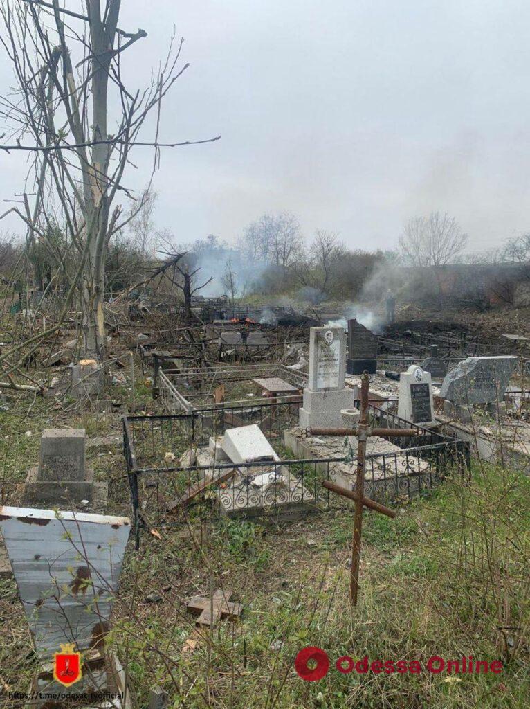 Под обстрел агрессора попало городское кладбище (фото)