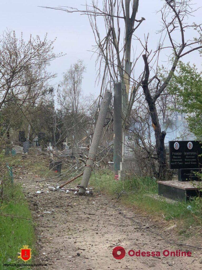 Под обстрел агрессора попало городское кладбище (фото)