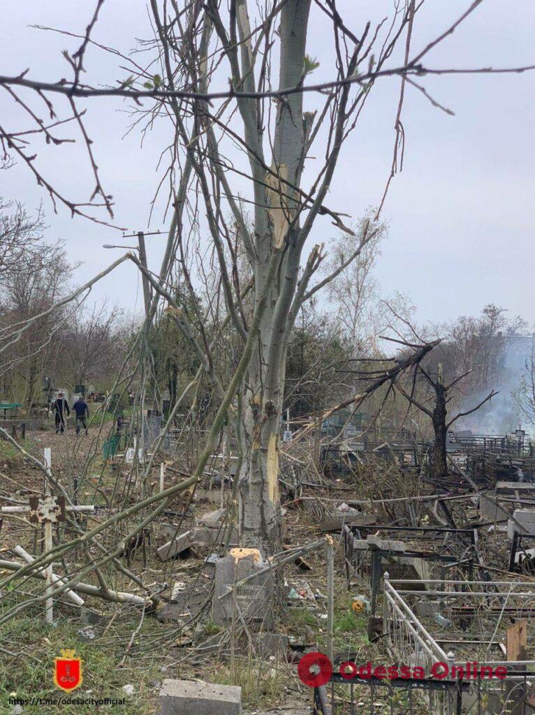 Под обстрел агрессора попало городское кладбище (фото)