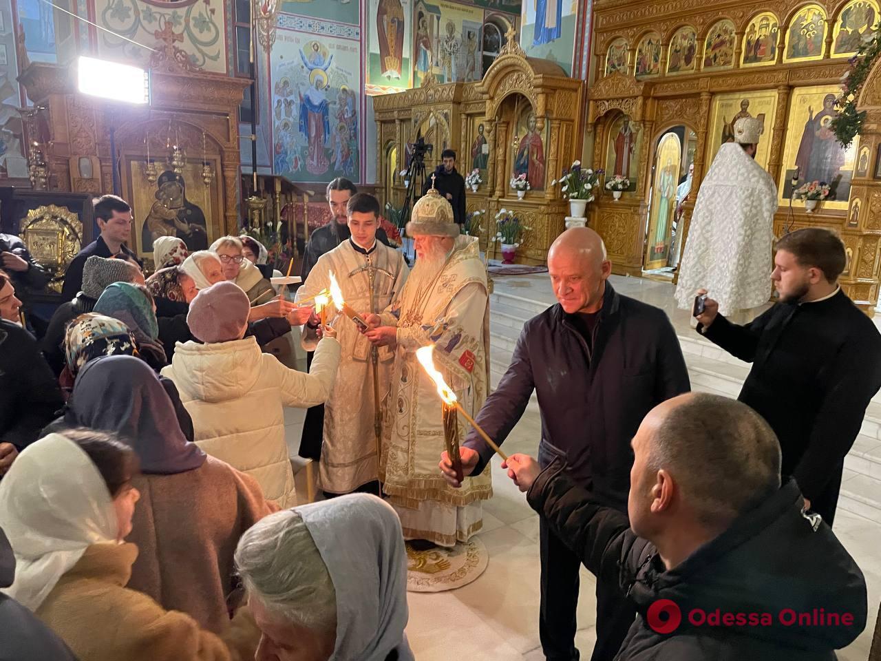 В Одессу доставили Благодатный огонь
