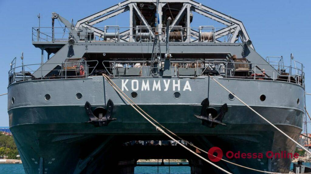 На месте затопления крейсера «Москва» работает спасательное судно, построенное еще при царе