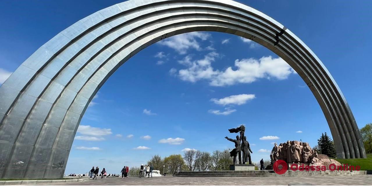 В Киеве переименуют Арку дружбы народов, а скульптуры рабочих под ней — демонтируют